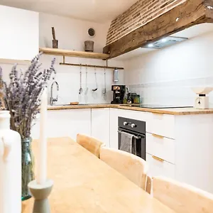 https://la-thbade-maison-de-caractre.hotels-rhonealpes.com